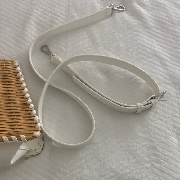 White and Tan Woven Handbag - Picture 6 of 7